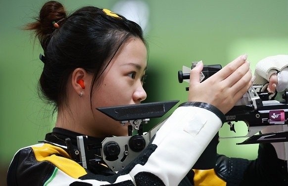 运动员杨倩和白敬亭,白敬亭追星成功晒杨倩亲笔签名照