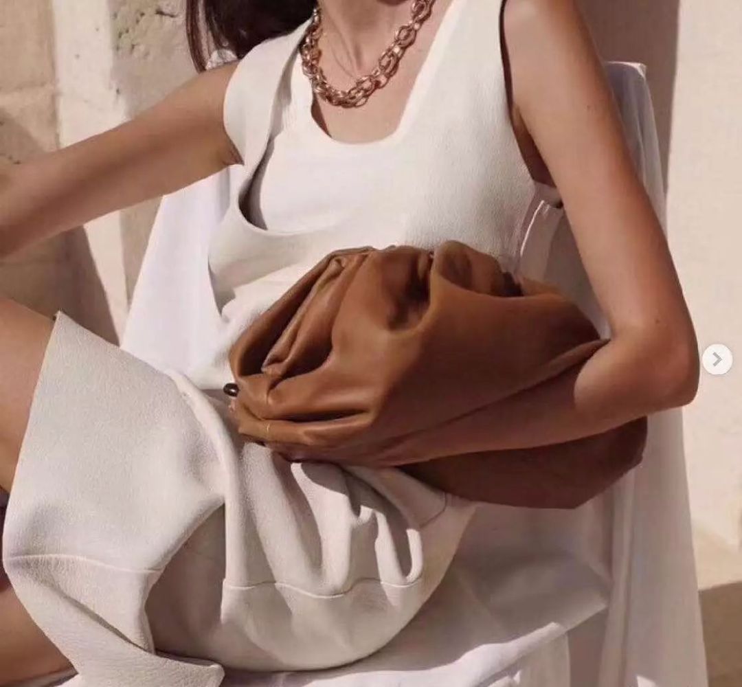 现在小资女流行背什么包,女生背的小包包最流行的哪款