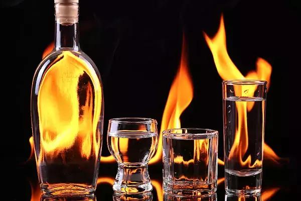 喝完酒后身体发烫怎么回事,喝完酒后烧嗓子