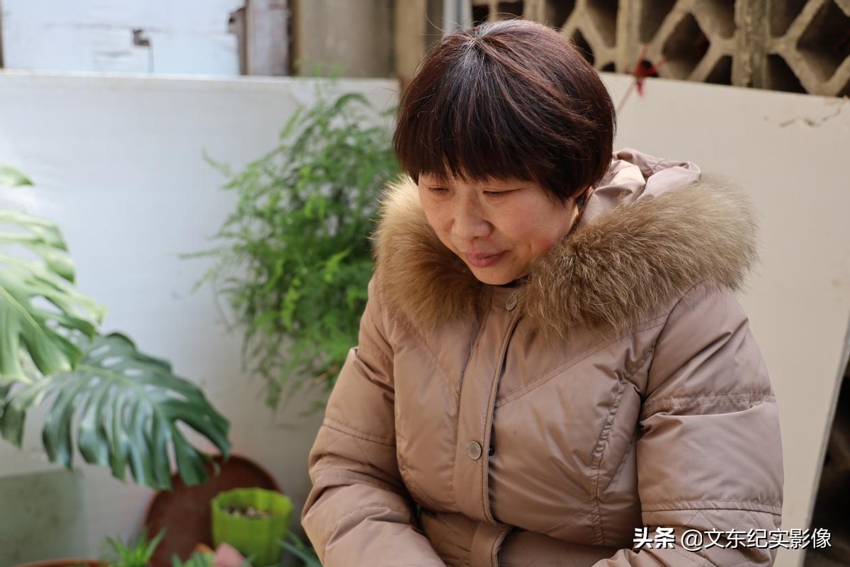 安徽6旬残疾老汉的“完美爱情”，小14岁良妻：他颠覆了我的三观