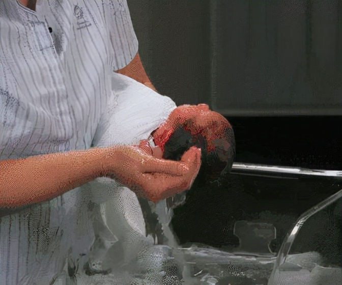 新生儿洗头洗澡关注事项,给新生儿用艾水洗澡要关注什么