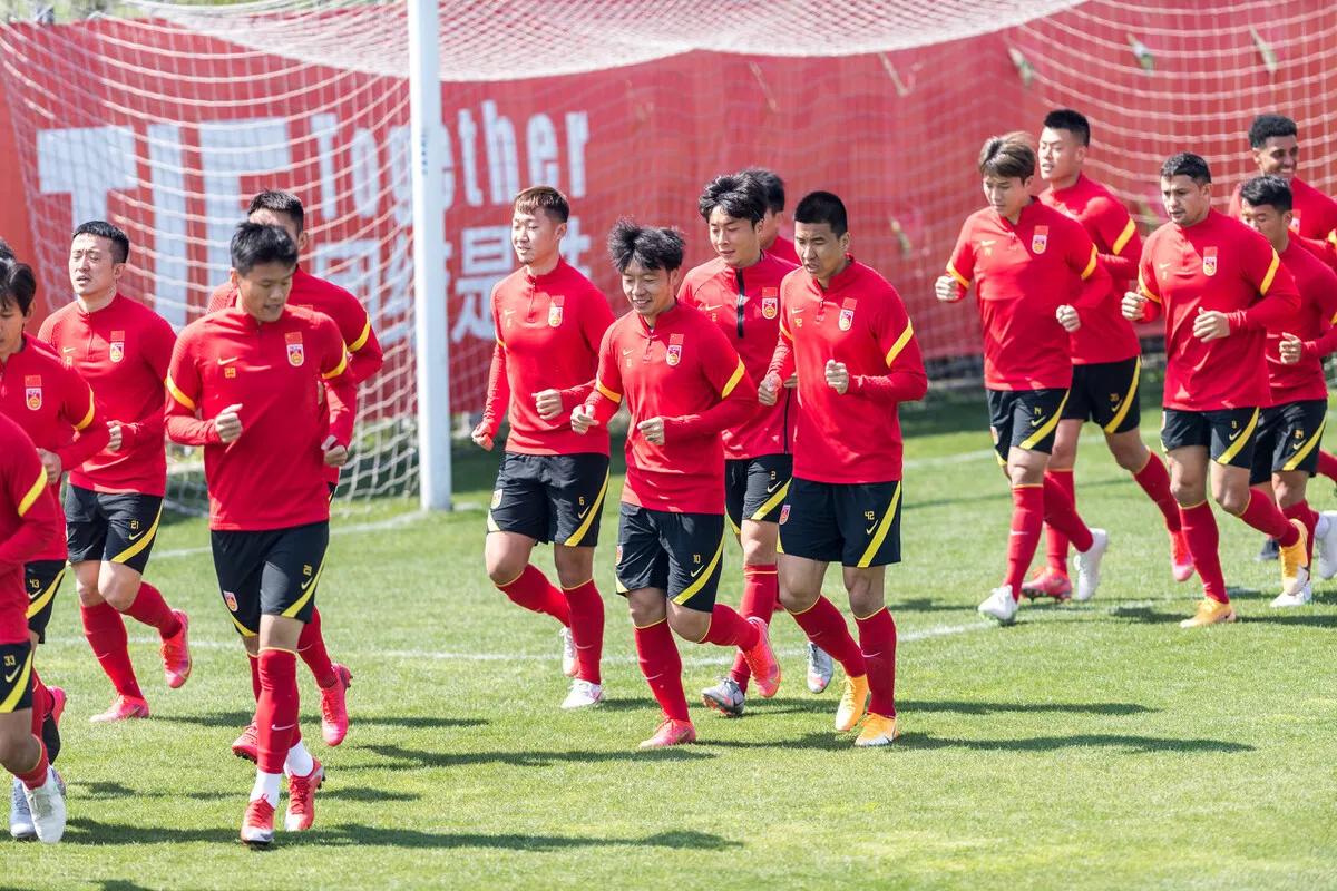 武磊荣登世界杯海报,武磊国家队亮球衣