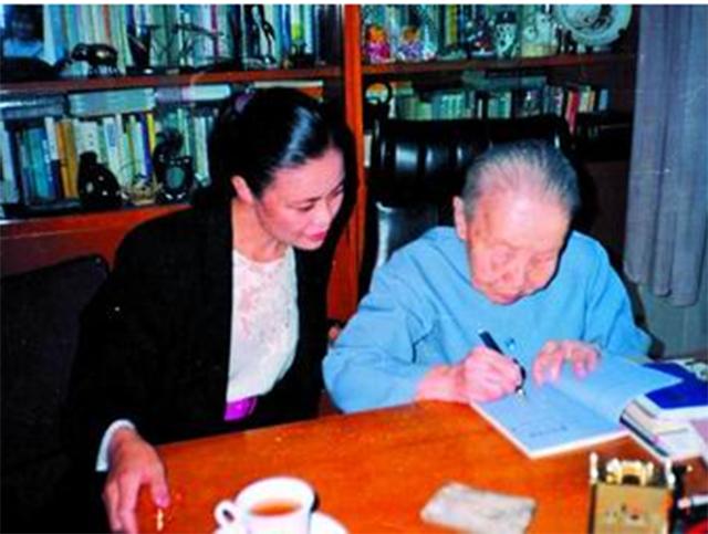 铁凝：34岁还没找男朋友，冰心说不要找要等！然后50岁才结婚