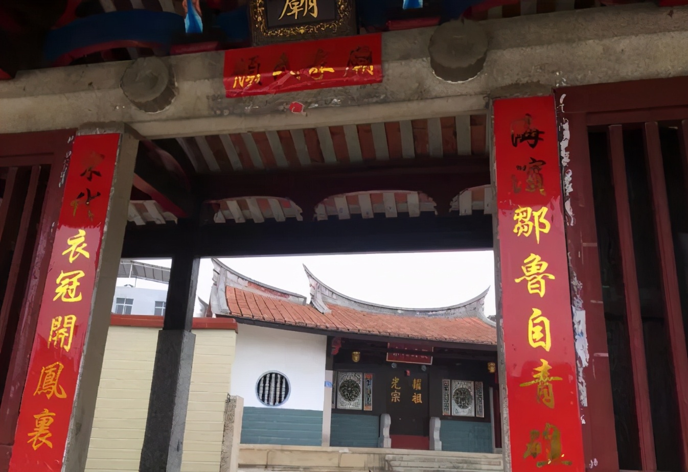 居家良药和兴白花油，起于福建，发迹星马，为什么有水仙花设计？
