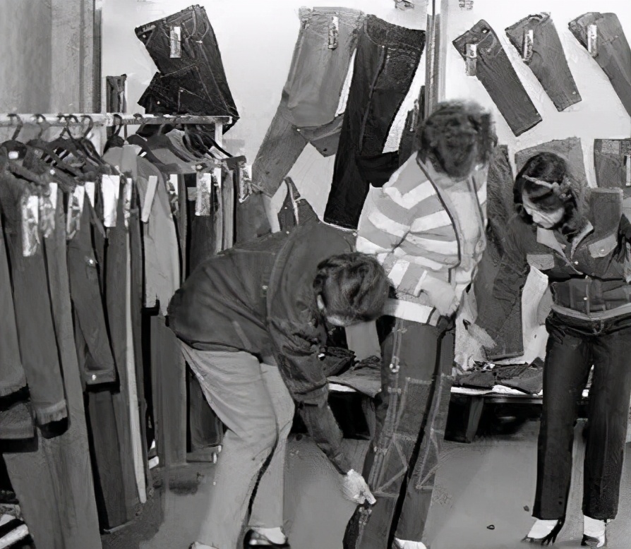 时代潮·忆新乡（百年变迁）：粗布衣、的确良、文化衫、牛仔裤，你最爱的青春记忆是哪样？