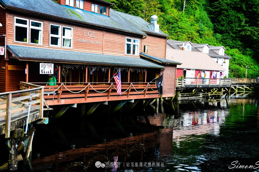 阿拉斯加：男人和三文鱼都赶来配种的“*灯区红**“