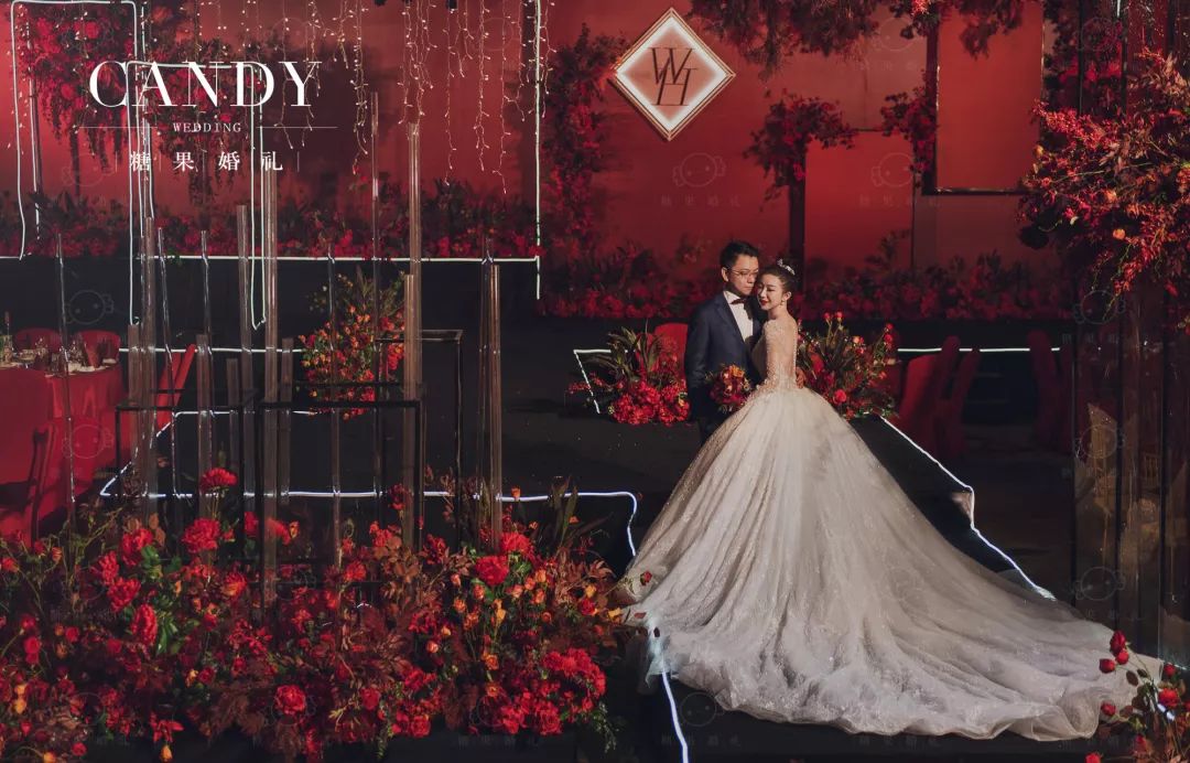 整场婚礼都是静谧深沉的红与黑在空间的碰撞，神秘而高级