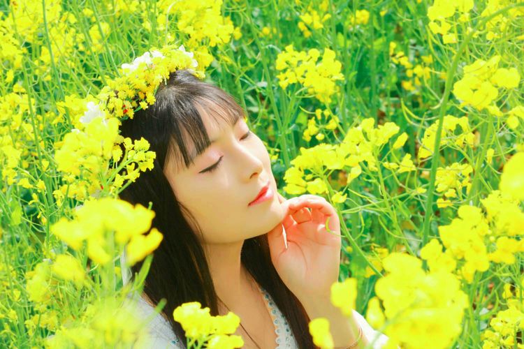 只因为在人群中多看了你一眼歌名,只因为在人群中多看了你一眼