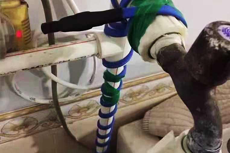 东北农村屋里自来水冻了怎么办,农村小院冬天水管被冻怎么解决