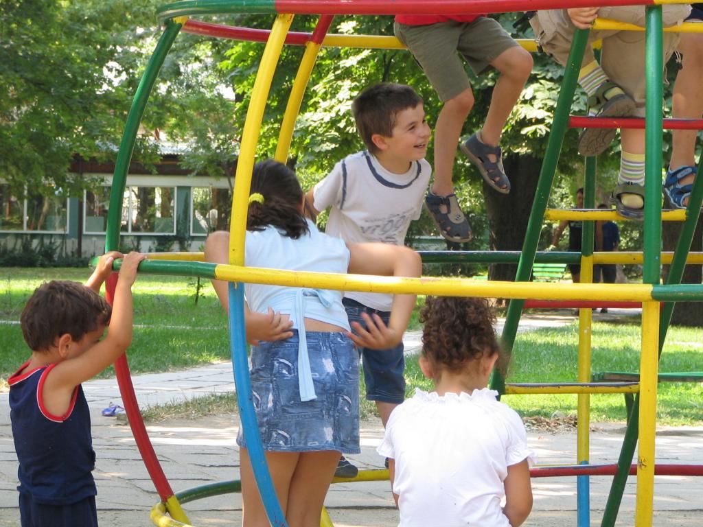 3岁孩子身上类似鸡皮疙瘩痒,三岁女儿晚上睡觉全身痒