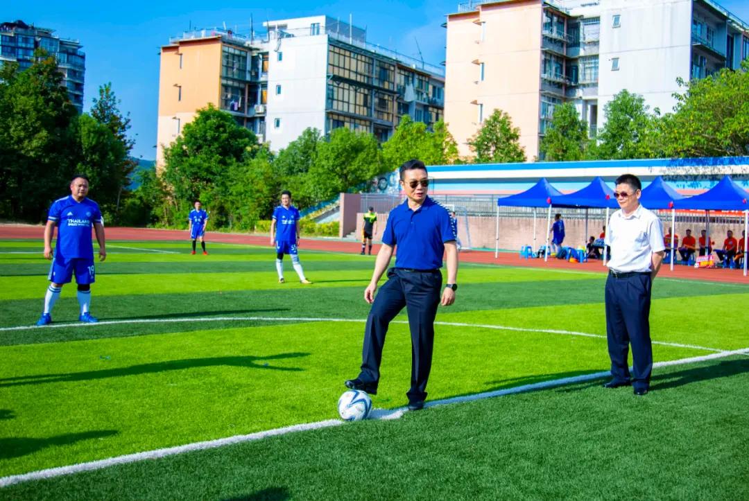 以球会友传情谊增进沟通展风采,以球会友推动蓬勃发展