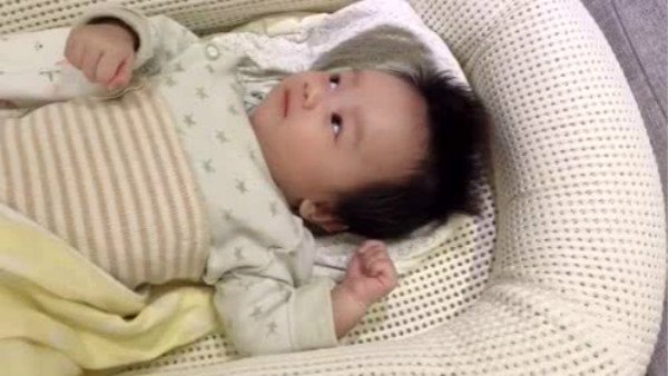 婴儿哭闹非要抱着走动怎么缓解,婴儿为什么一放下就哼唧