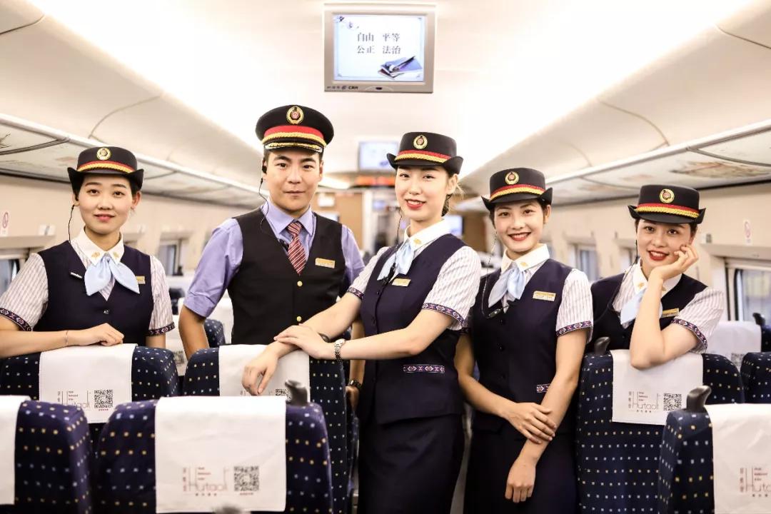 哇！他们的新制服正式亮相啦