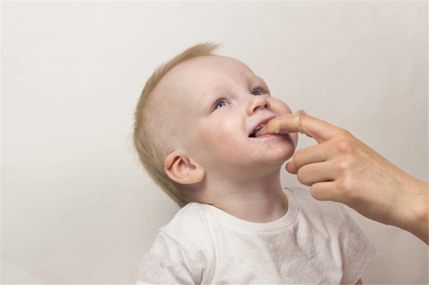 小月龄宝宝口臭的原因和解决方法,小奶娃为什么喜欢吐舌头