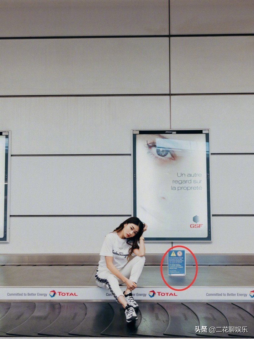 明星素质堪忧，郑恺前女友坐行李传送带摆拍，破坏秩序丝毫不在意