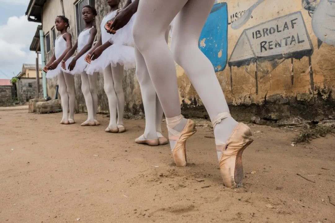 非洲11岁男孩雨中赤脚舞芭蕾，获美青睐：中年的你，还相信梦想吗