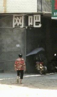 搞笑gif跟着妹子的节拍摇起来,敲锣打鼓甩头搞笑gif