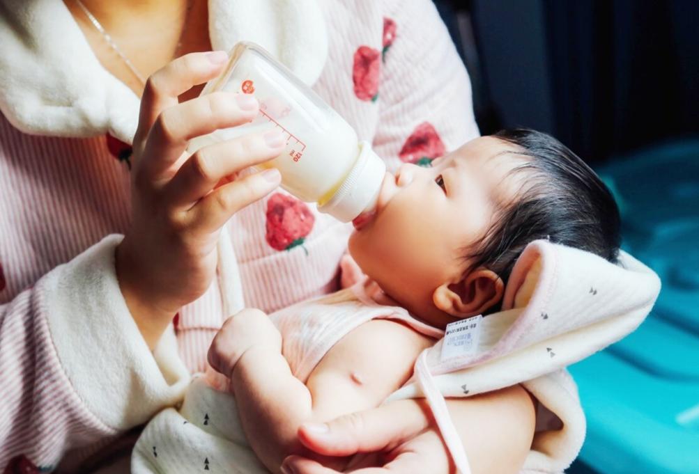 宝宝吃完母乳就睡，躺下不一会就醒？摸清孩子喂养规律家长更轻松