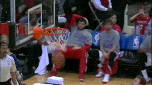 街球左右手交替胯下大幅度运球,单手运球转身加胯下街球动作