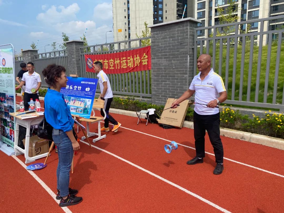 近百个摊摊摆进学校，校长家长都来了