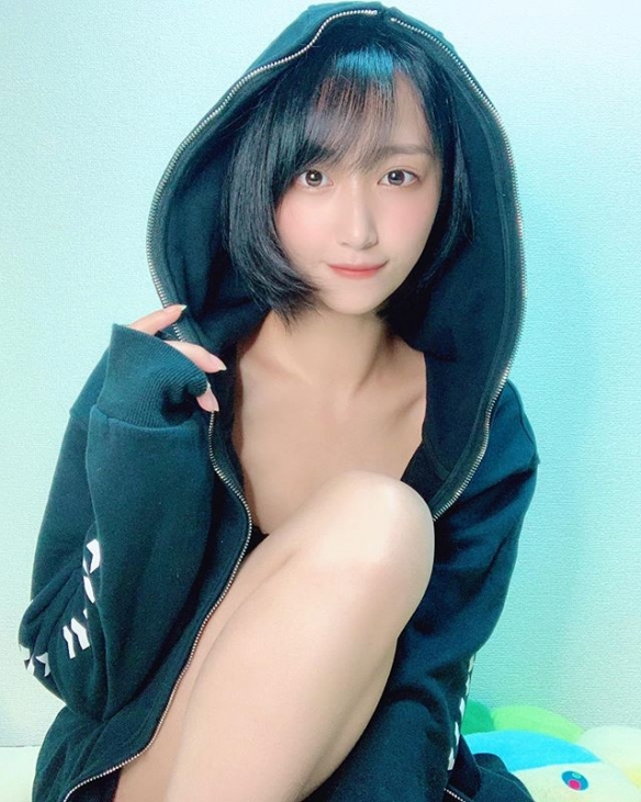川濑萌，中日混血美女，获得2021年度日本赛车女王大奖