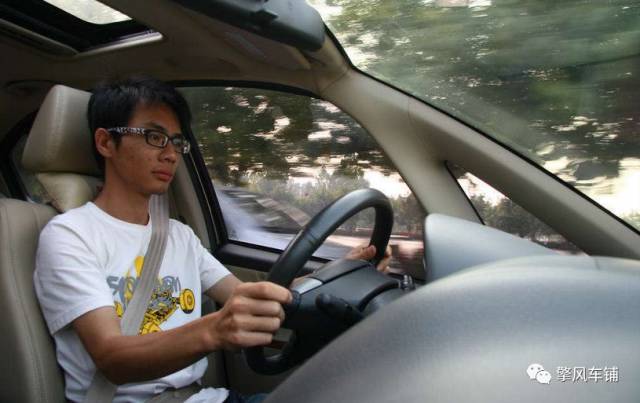 开车的正确坐姿视频,长时间开车正确坐姿