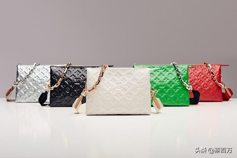 今年最火的斜挎枕头包,今年时髦精都在背的腋下包