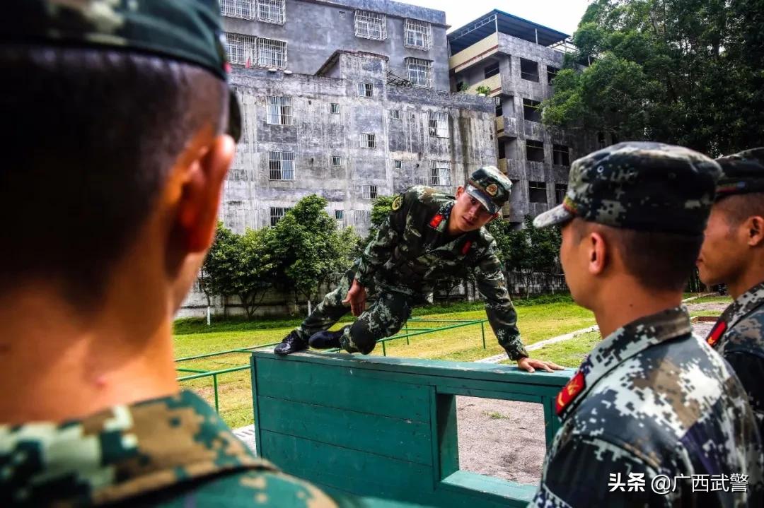 400米障碍班长态度,刘班长抖音里跑400米障碍