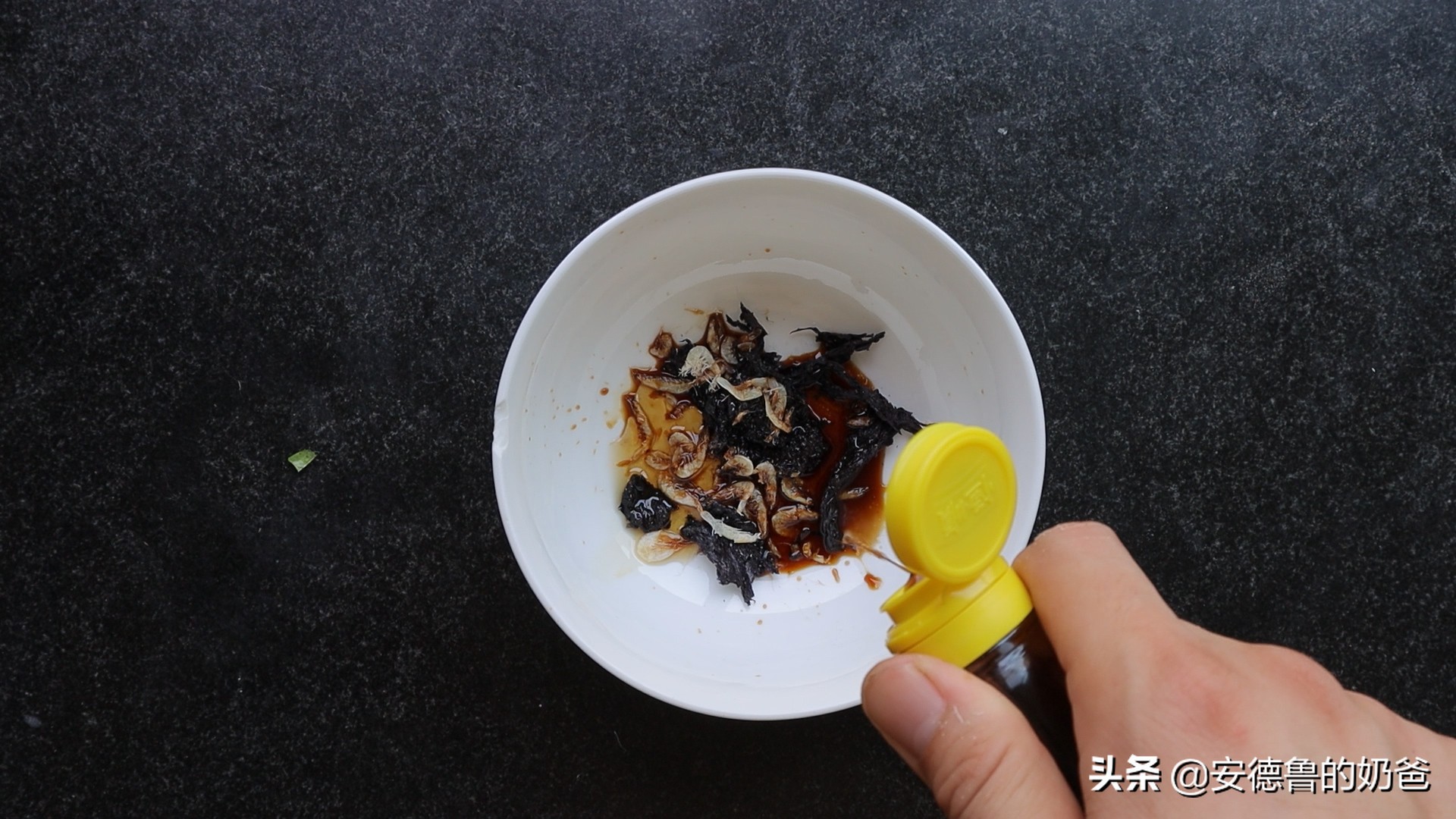 奶爸在家带着娃做馄饨现包现煮真材实料小朋友吃了一大碗