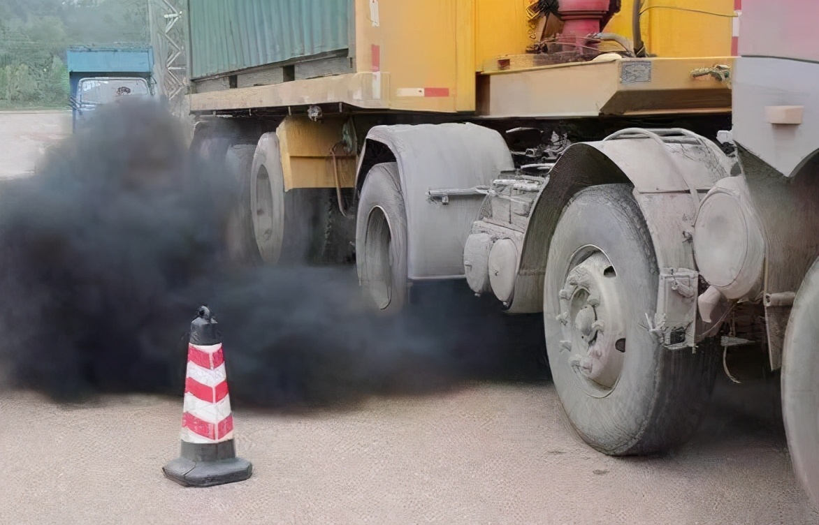 为啥美国重卡的排气向上设计，而国内重卡是朝下的呢？