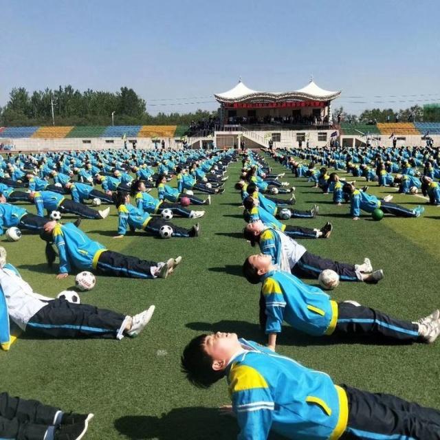 临颍小学足球比赛,临颍县颍川学校足球操