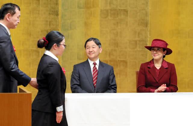 雅子皇后暗红色套装优雅亮相，宽檐礼帽贵气，与德仁情侣装有点甜