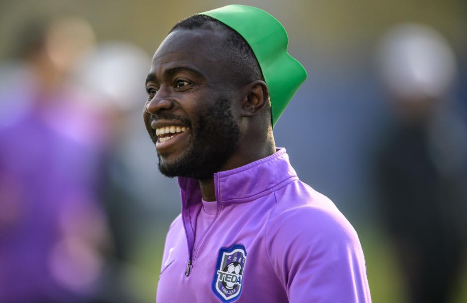 中超球星戴绿帽训练，被告知寓意后怒摔帽子，笑容逐渐僵化