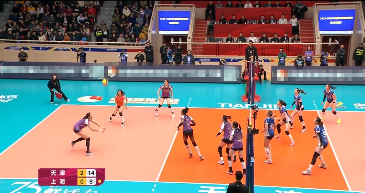 攻手扣球找球,姚迪传球给朱婷