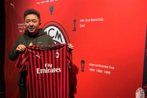 ac米兰标志性开场球迷助威,AC米兰新援德斯特