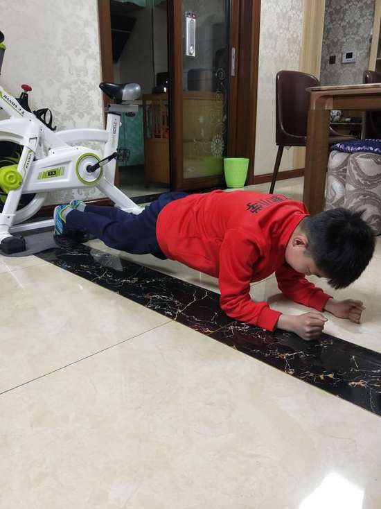 学生居家抗疫锻炼,小学生抗疫居家锻炼