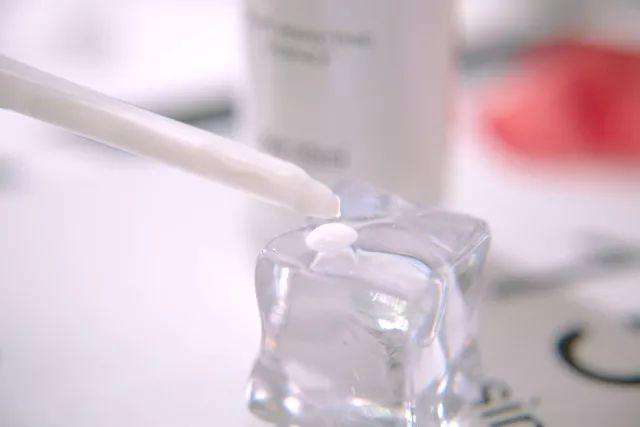 使用烟酰胺为什么会有刺痛感,用完烟酰胺精华面部刺痛