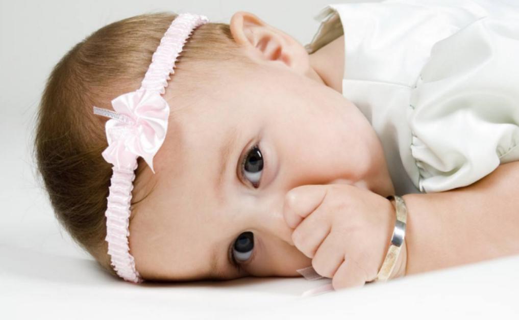 如何让宝宝戒掉吸吮手指,宝宝吮吸拇指怎么戒