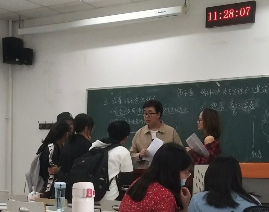 二本中文讲师走红：提倡追问反思不满意当今刻板教学