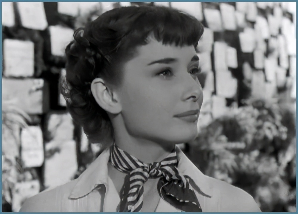 女士必备的几款丝巾,大妈拍照丝巾标配