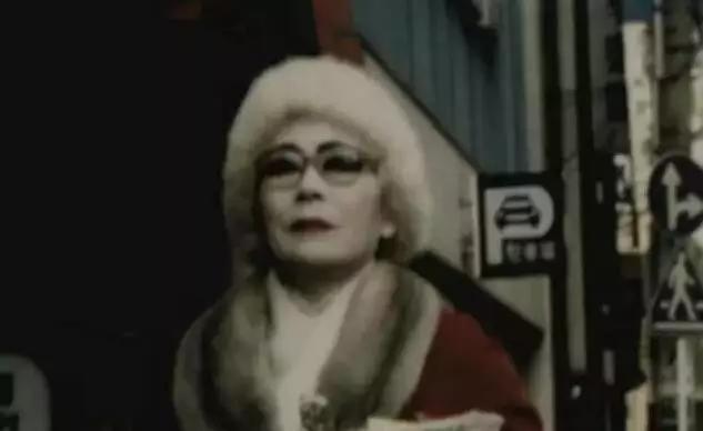 日本最著名站街女：拉客到74岁，等着一个永远等不到的客人…