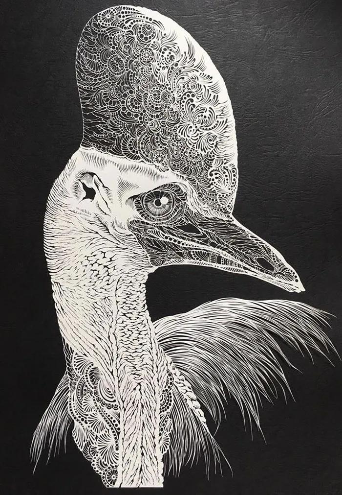 她被称为“刀王”，凭一把破刀，一张破纸，作品征服了全世界