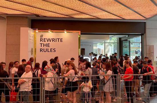 美国宣传华为手机,美国排队购买华为手机