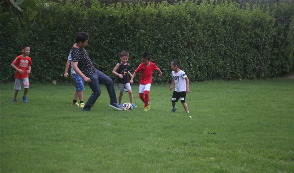 郎朗和多名小朋友同台演出,郎朗少年