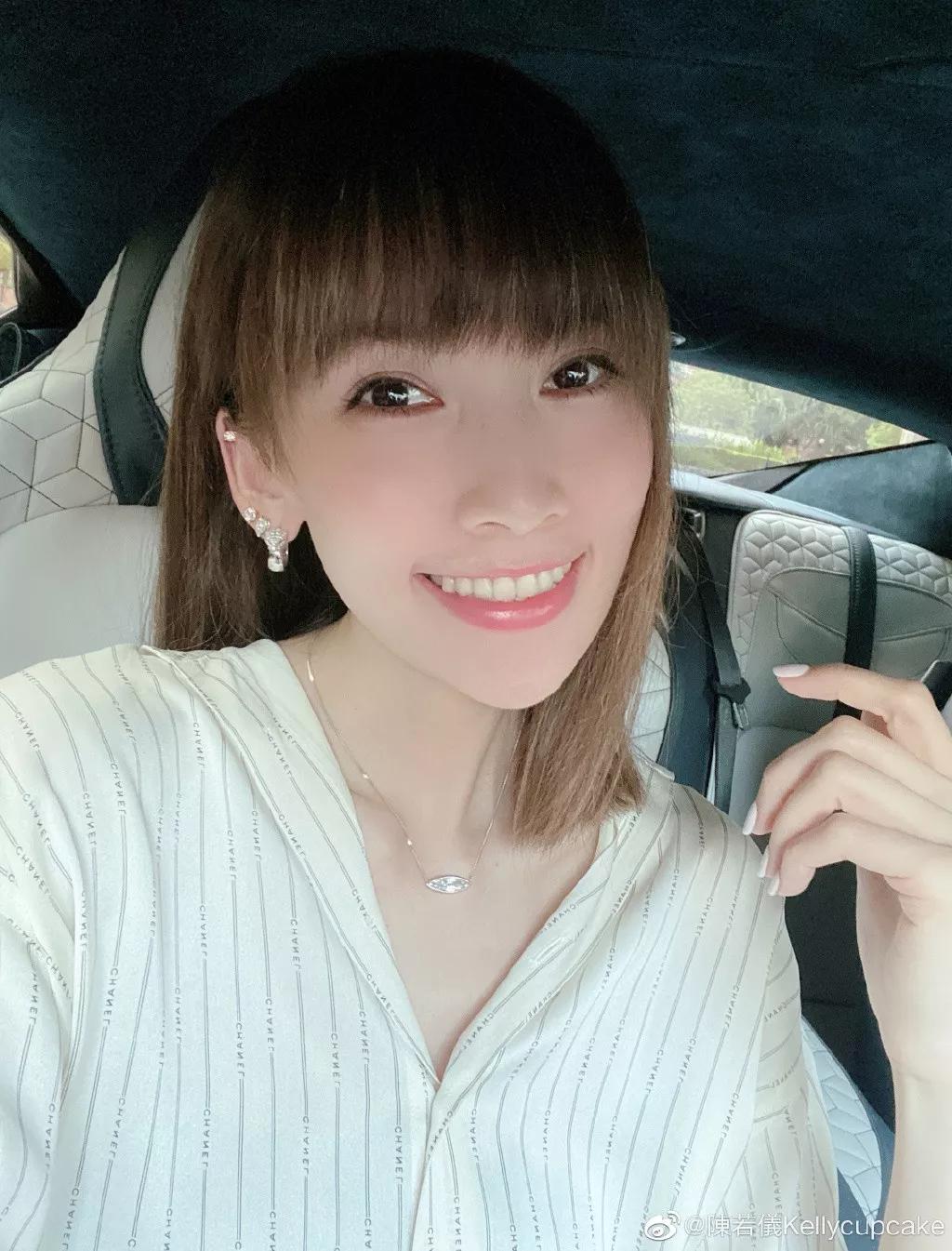 演艺圈里的职业赛车手,他是三个孩子的爸爸的英文怎么说