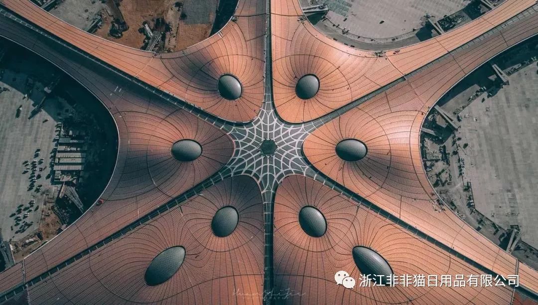 “63个*安门天**广场大小”，这个北京新机场没有一根柱子