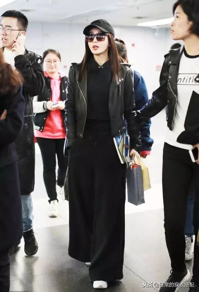杨幂机场秀穿搭,机场走秀女明星