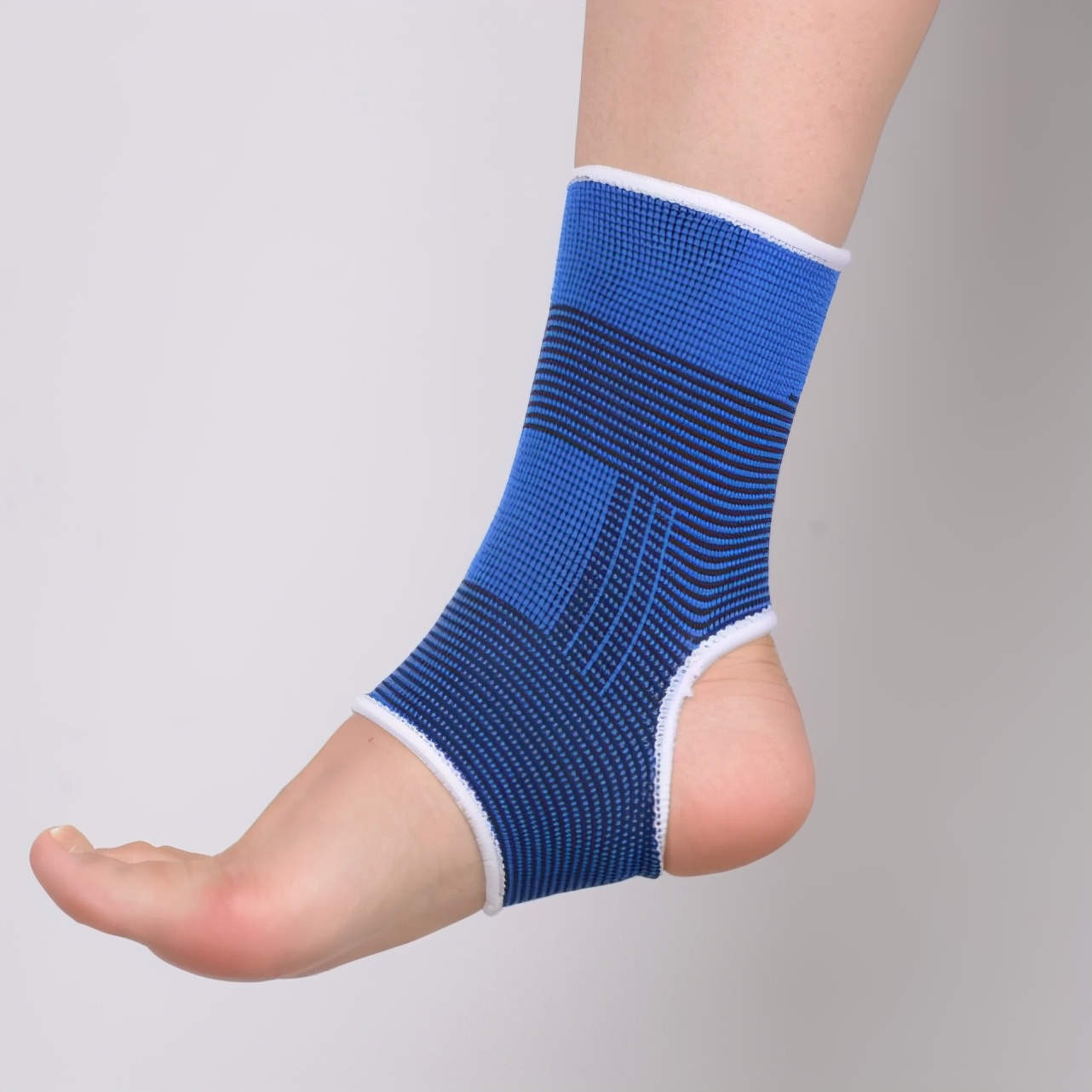 崴脚不当回事谨慎遗憾终生,崴脚时踝关节容易损伤的位置