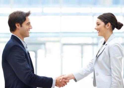 职场交往中，握手要关注些什么