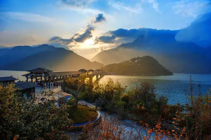 比光雾山还红，比金川彩林还晚，中国顶级的红叶盛宴正当时！